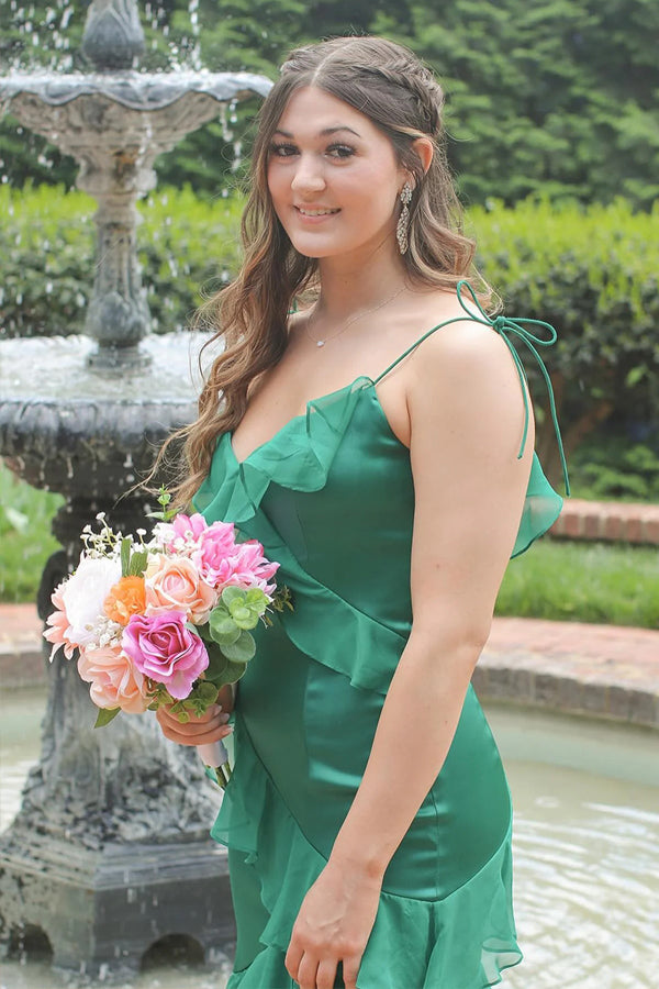 Vestido de fiesta largo verde con tirantes, volantes y abertura en la espalda