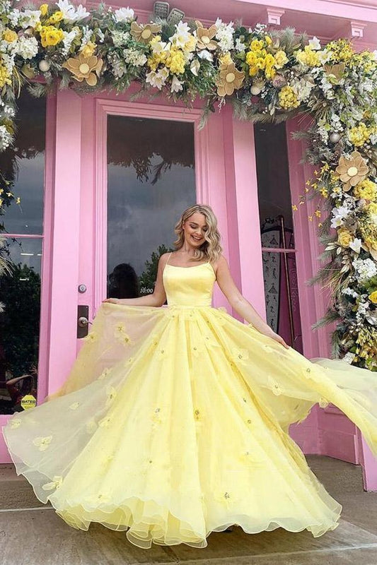 Vestido de fiesta amarillo con tirantes, corpiño de tul, flores 3D y cordones en la espalda