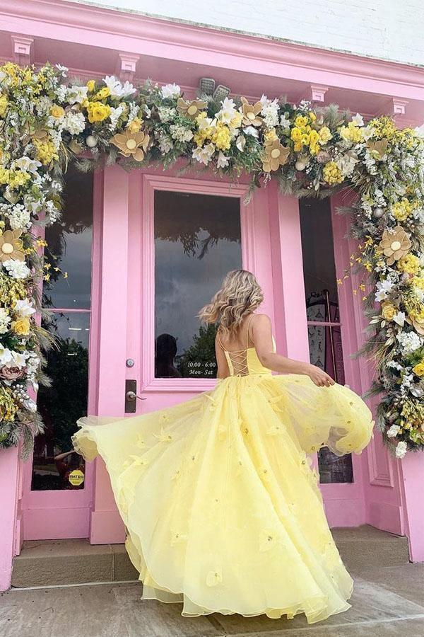 Vestido de fiesta amarillo con tirantes, corpiño de tul, flores 3D y cordones en la espalda