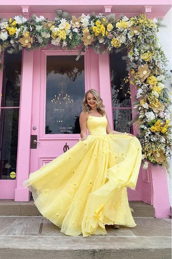 Vestido de fiesta amarillo con tirantes, corpiño de tul, flores 3D y cordones en la espalda