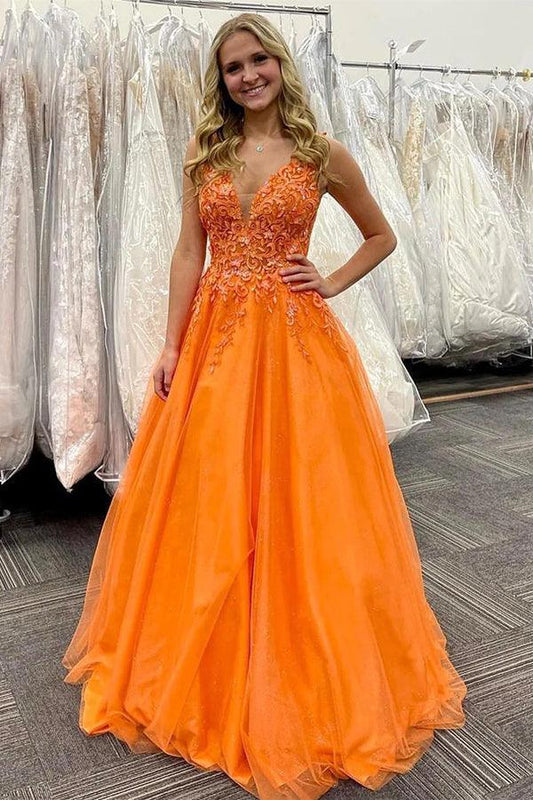 Impresionante vestido de fiesta largo naranja con escote en V y apliques.