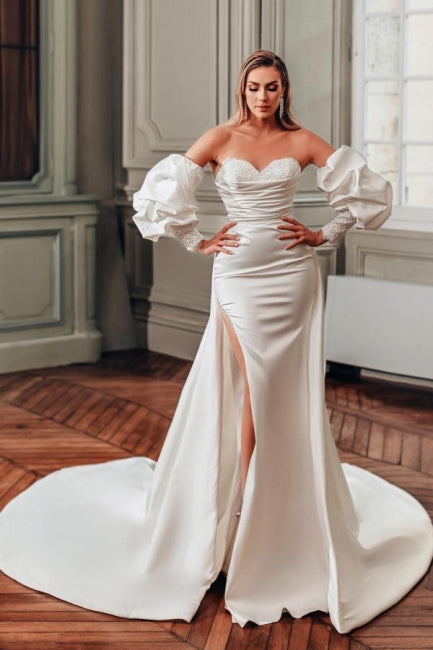 Vestido de novia de corte en A con escote en forma de corazón, abertura frontal, mangas largas y volantes