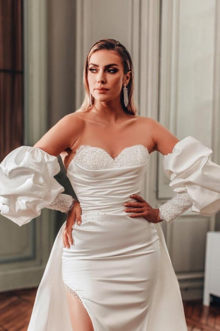 Vestido de novia de corte en A con escote en forma de corazón, abertura frontal, mangas largas y volantes