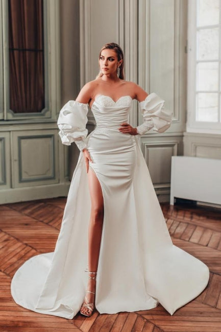 Vestido de novia de corte en A con escote en forma de corazón, abertura frontal, mangas largas y volantes