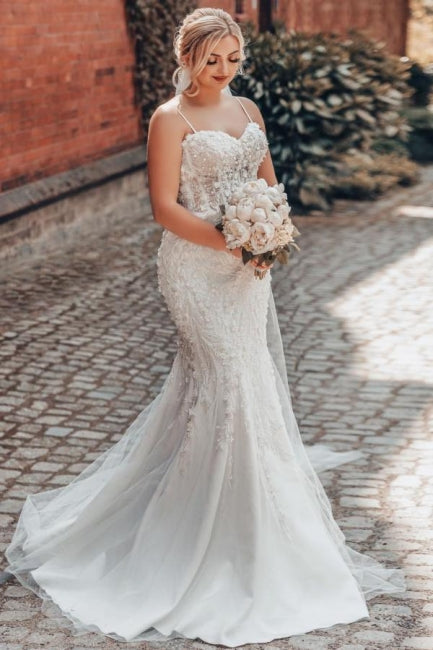 Charmantes Meerjungfrau-Brautkleid aus Tüll mit Spaghettiträgern und Applikationen