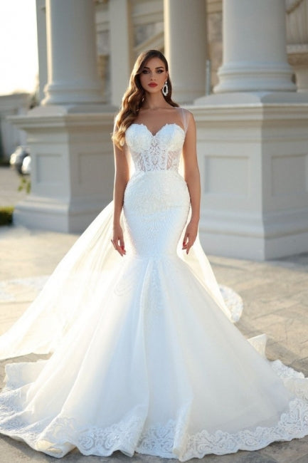 Weißes Brautkleid im Meerjungfrauenstil mit Herzausschnitt und Hofschleppe