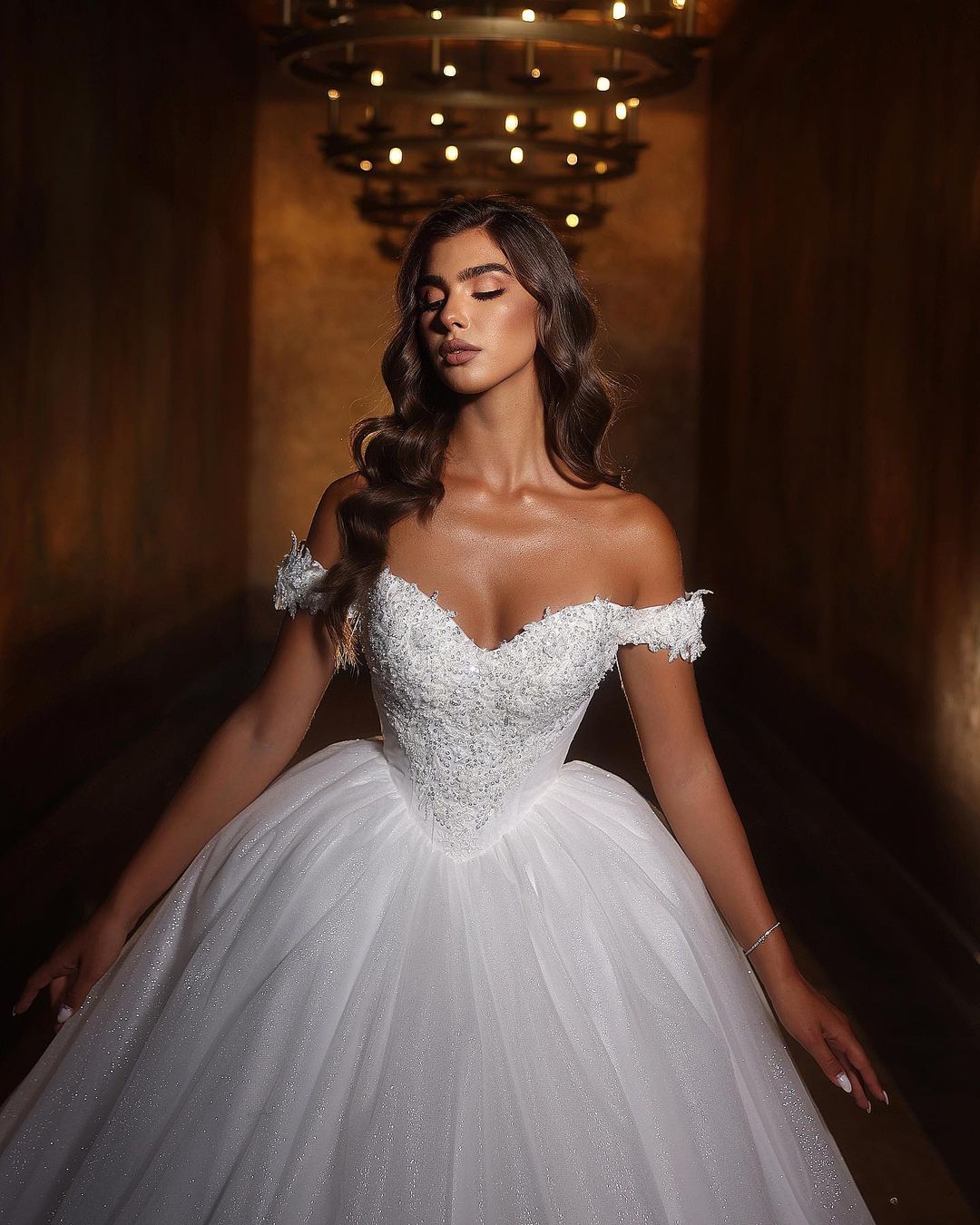 Vestido de novia largo blanco de corte A con hombros descubiertos, corte princesa y purpurina con encaje