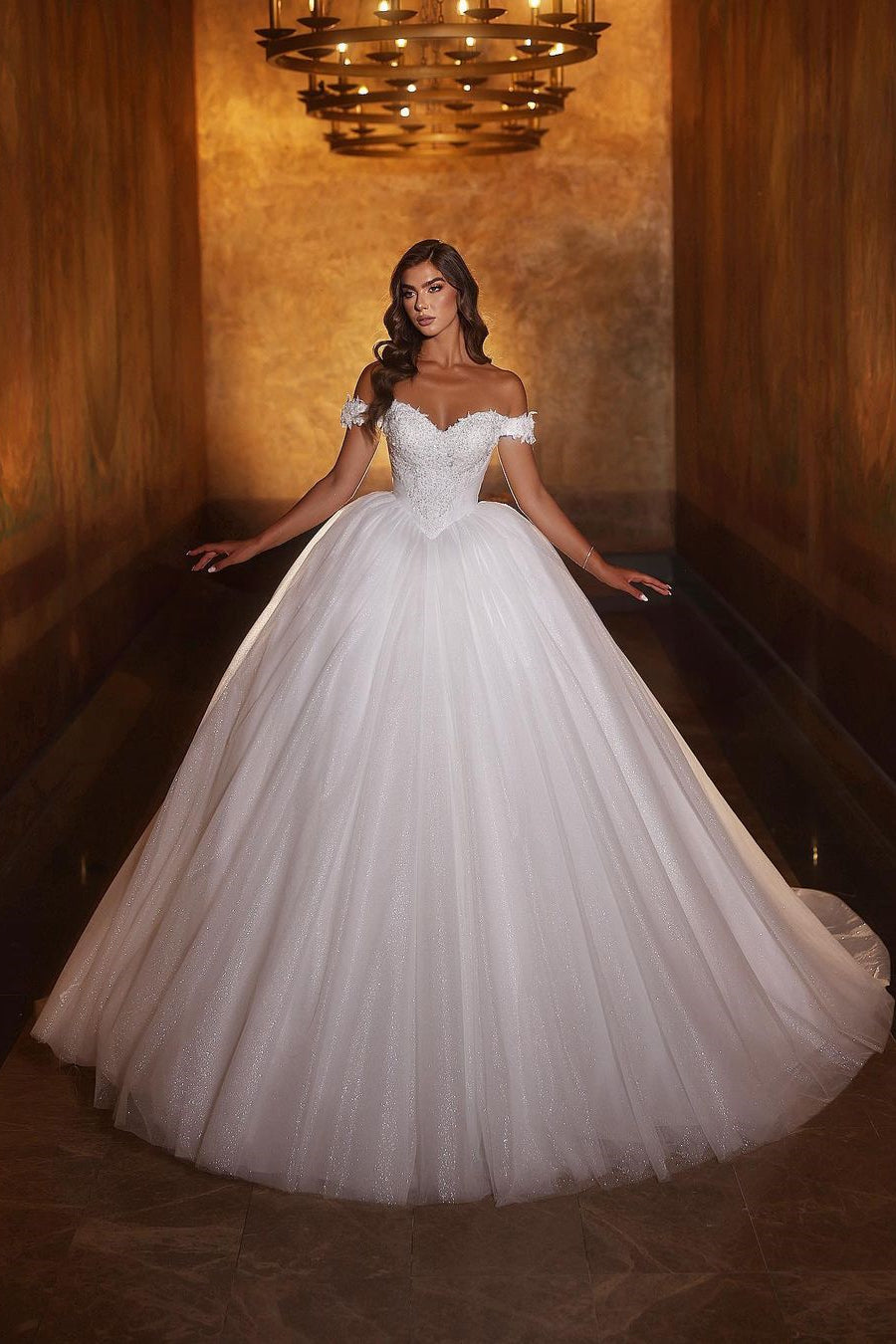 Vestido de novia largo blanco de corte A con hombros descubiertos, corte princesa y purpurina con encaje