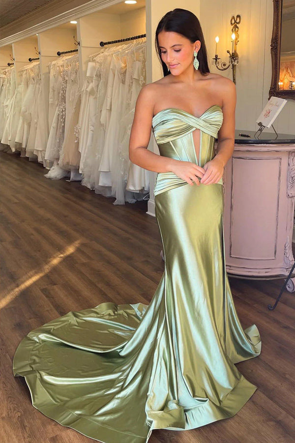 Vestido de fiesta largo negro de sirena con escote en forma de corazón y abertura