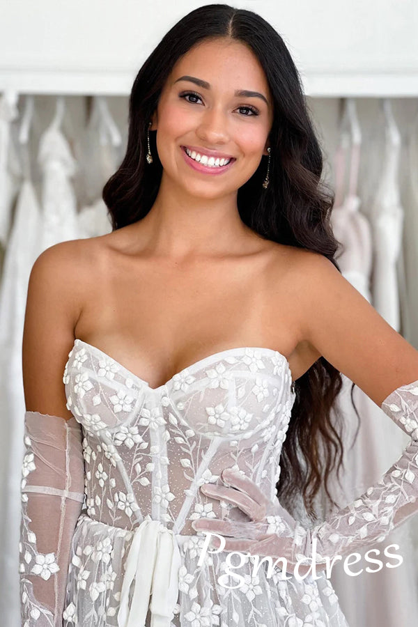 Vestido de novia estilo bohemio con escote en forma de A y encaje delicado