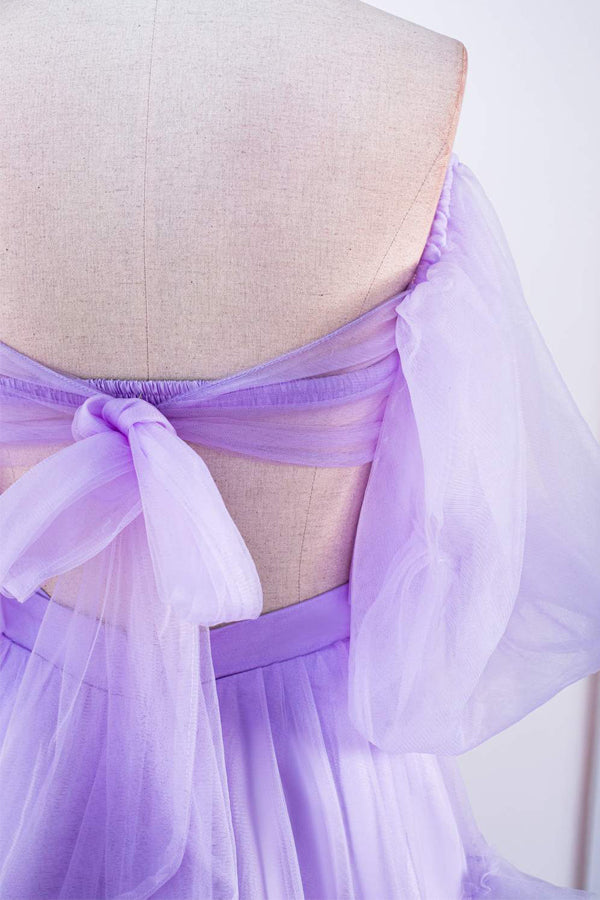 Vestido de fiesta de dos piezas color lavanda con hombros descubiertos, volantes y abertura