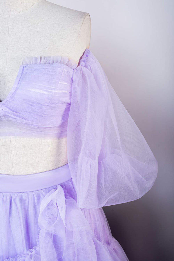 Vestido de fiesta de dos piezas color lavanda con hombros descubiertos, volantes y abertura