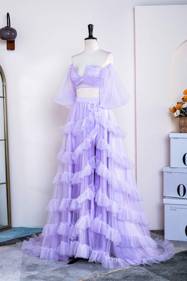 Vestido de fiesta de dos piezas color lavanda con hombros descubiertos, volantes y abertura