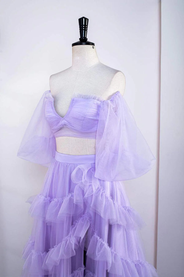 Vestido de fiesta de dos piezas color lavanda con hombros descubiertos, volantes y abertura