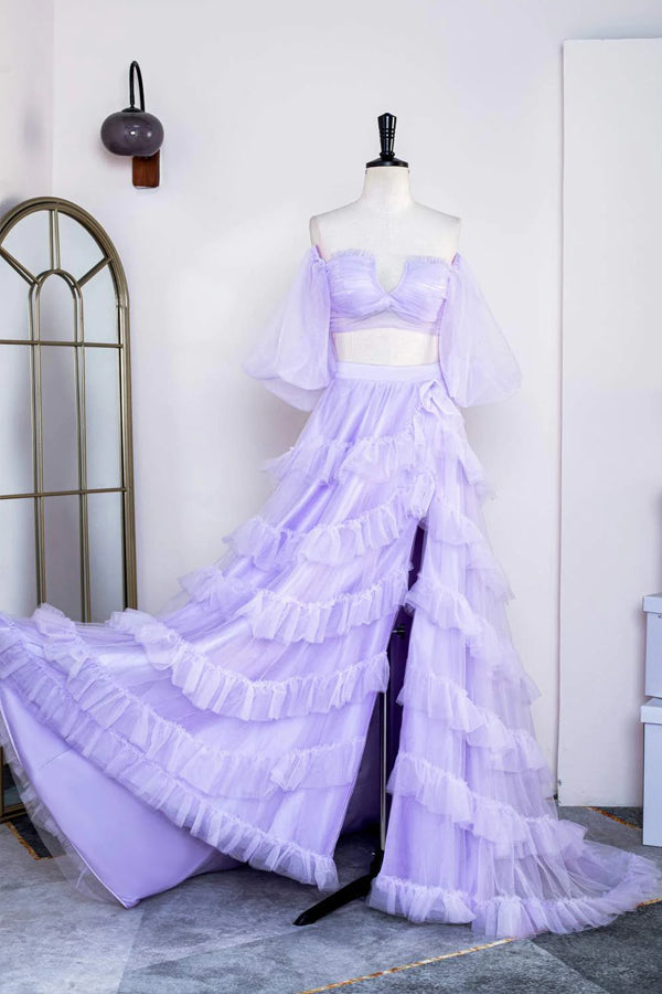 Vestido de fiesta de dos piezas color lavanda con hombros descubiertos, volantes y abertura