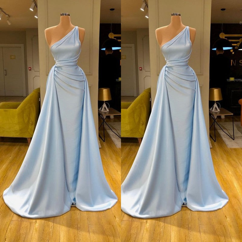Vestido de fiesta largo azul claro con escote en forma de corazón y pliegues suaves