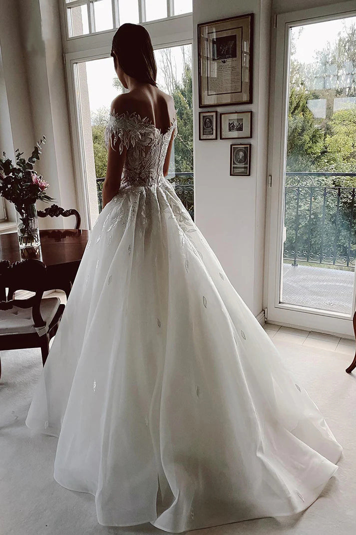 Einzigartiges schulterfreies Brautkleid mit rustikaler Spitze und Applikationen