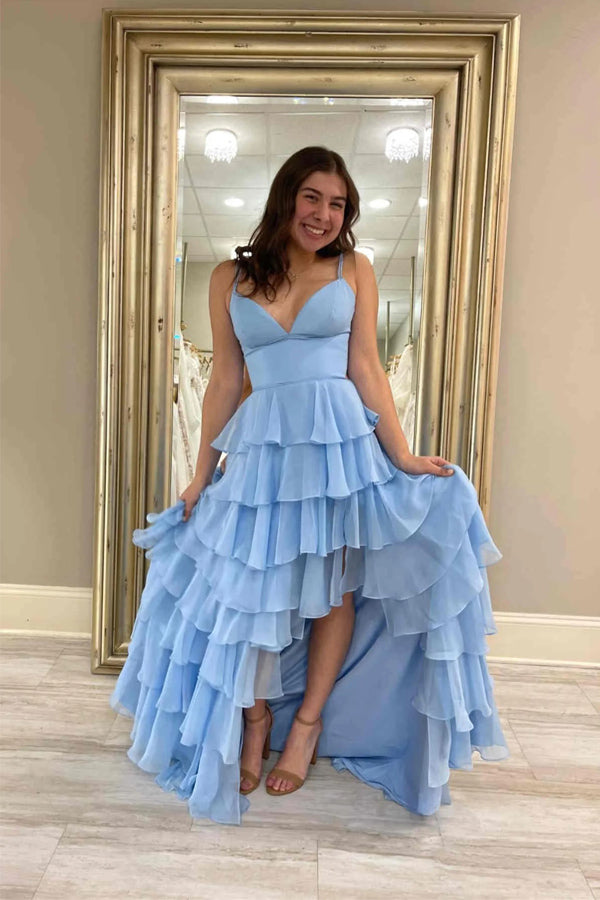Vestido de fiesta de gasa fucsia con tirantes y volantes, escote en V y abertura