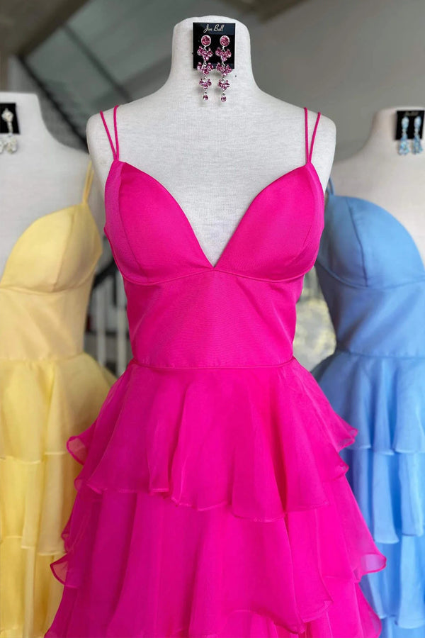 Vestido de fiesta de gasa fucsia con tirantes y volantes, escote en V y abertura