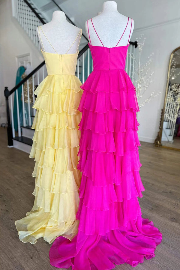Vestido de fiesta de gasa fucsia con tirantes y volantes, escote en V y abertura