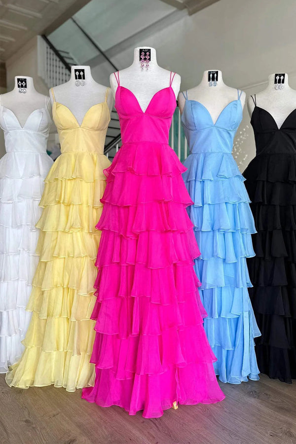 Vestido de fiesta de gasa fucsia con tirantes y volantes, escote en V y abertura