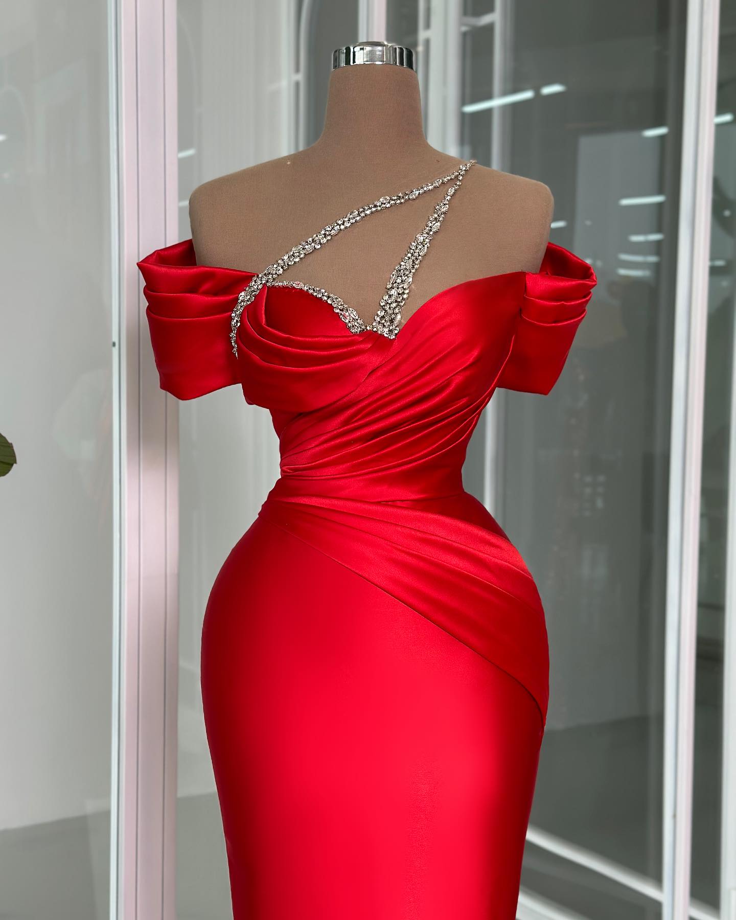 Vintage-Säulen-Schulterfreies Kurzarm-Ballkleid aus Satin mit Perlen