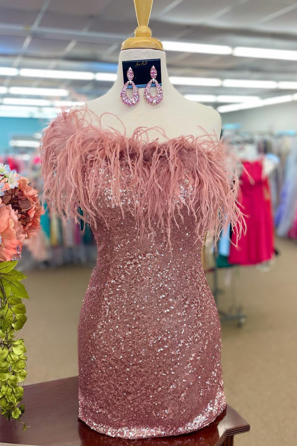 Glitzerndes, enges Pailletten-Heimkehrkleid mit Federn