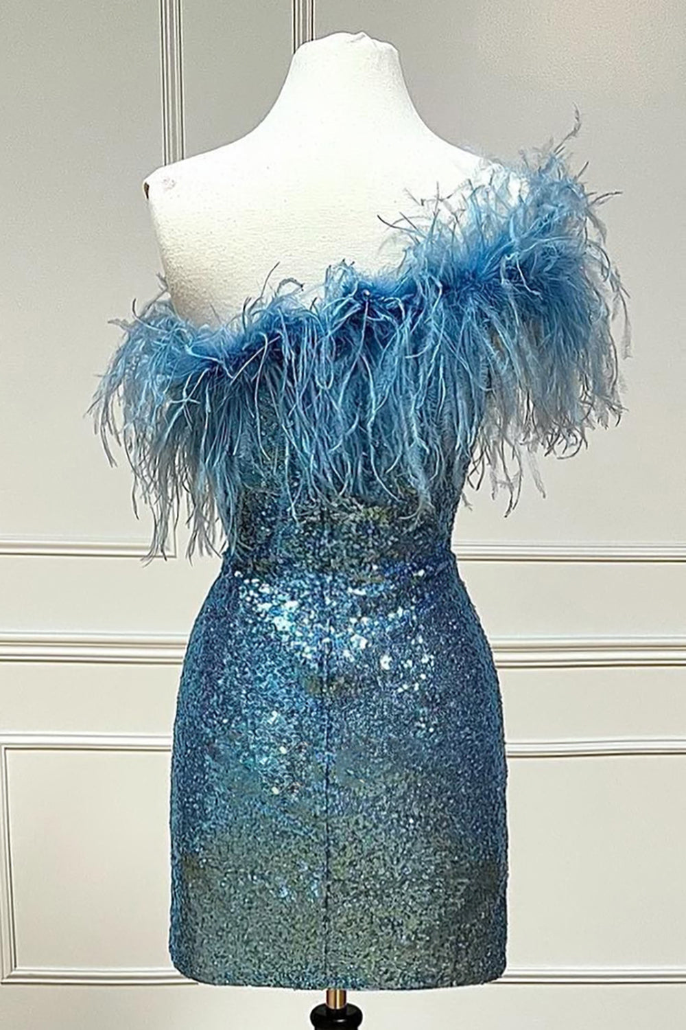 Glitzerndes, enges Pailletten-Heimkehrkleid mit Federn