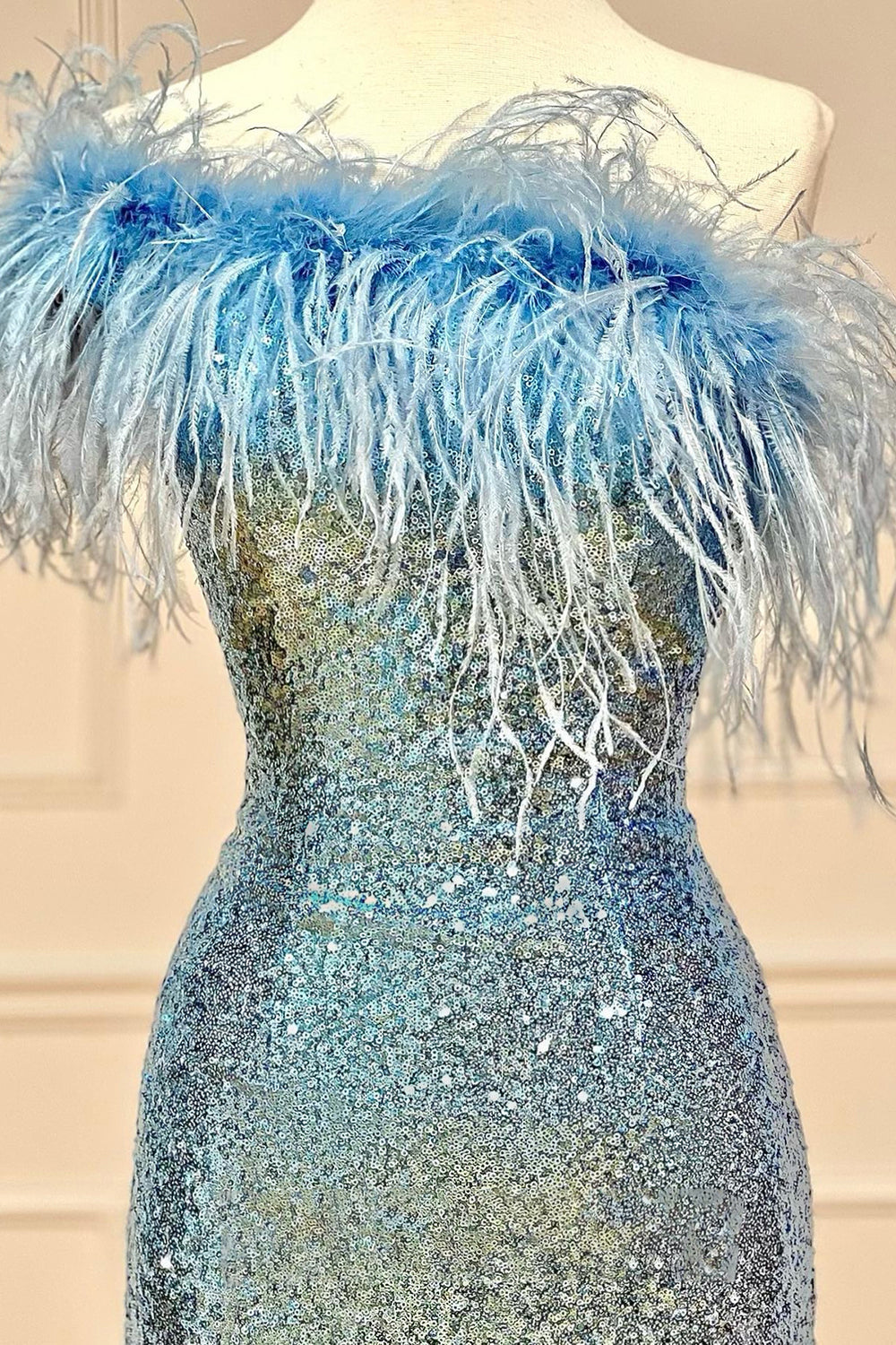 Glitzerndes, enges Pailletten-Heimkehrkleid mit Federn