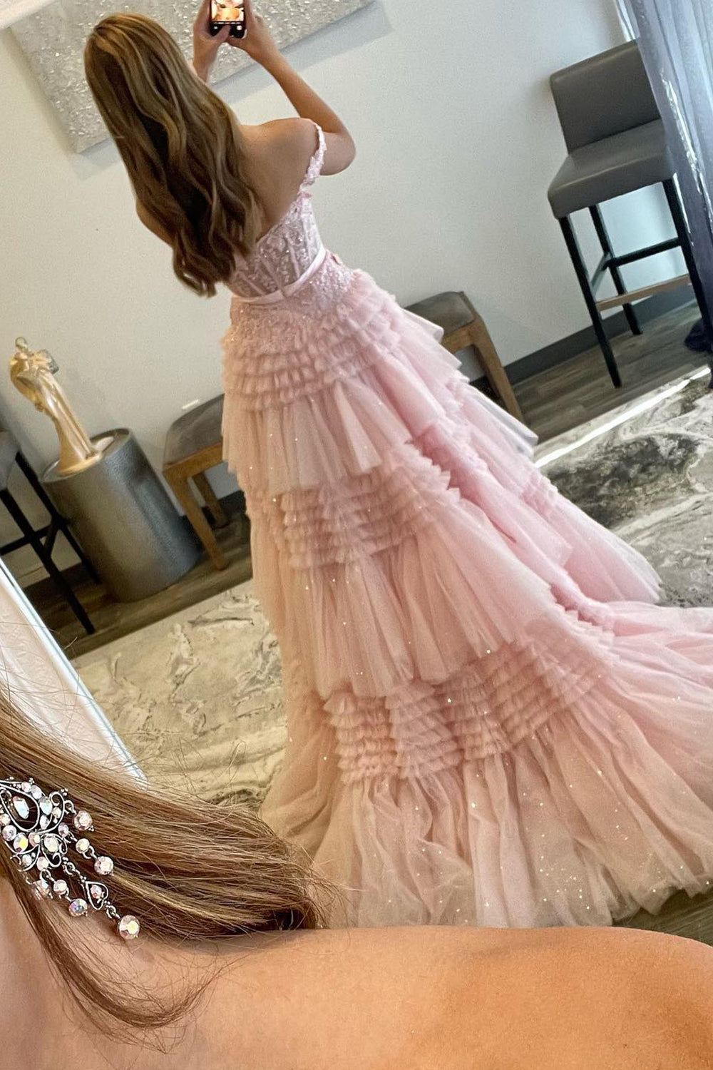 Vestido de fiesta largo rosa claro con volantes y corte princesa en A y hombros descubiertos de Roycebridal