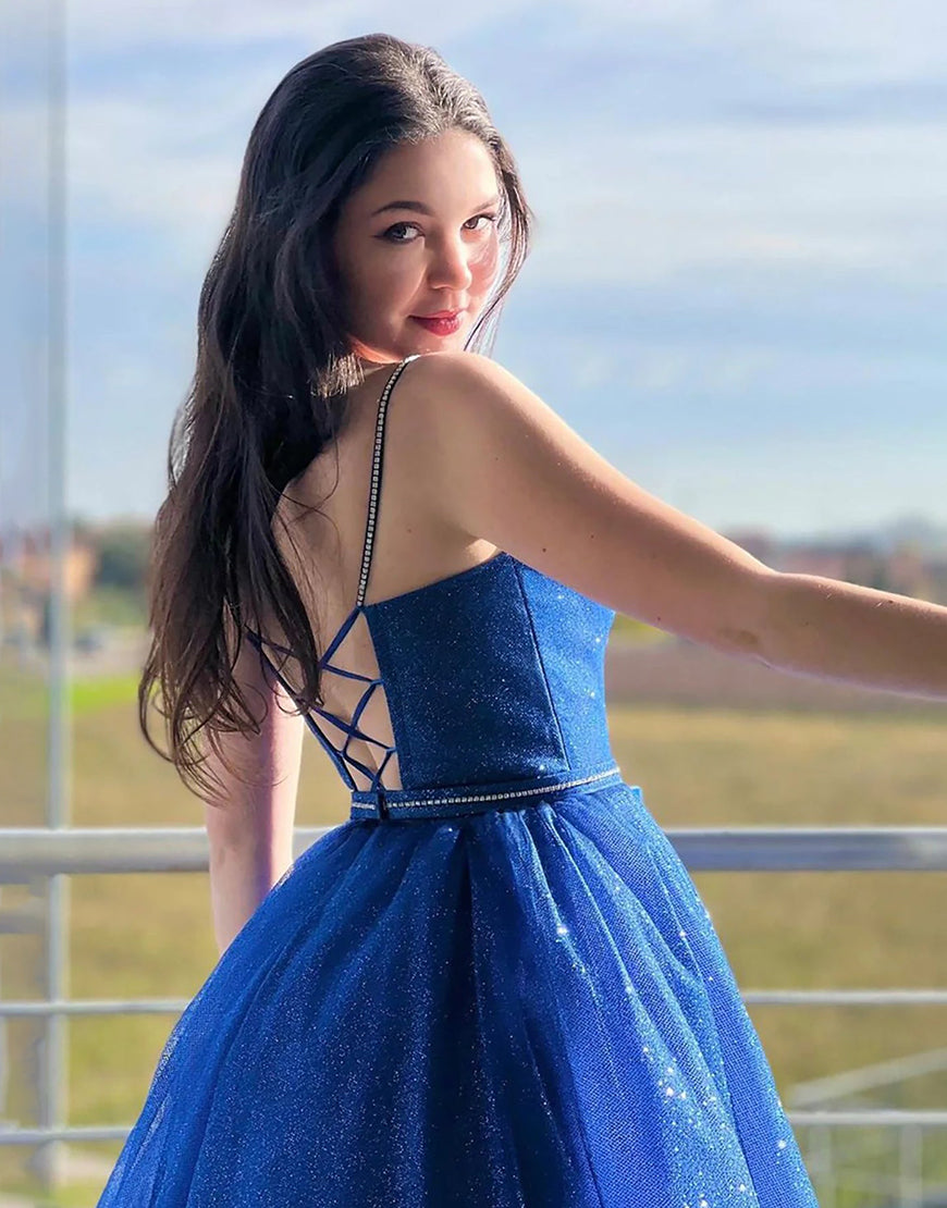 Vestido de fiesta largo azul real brillante con tirantes finos y corte en A