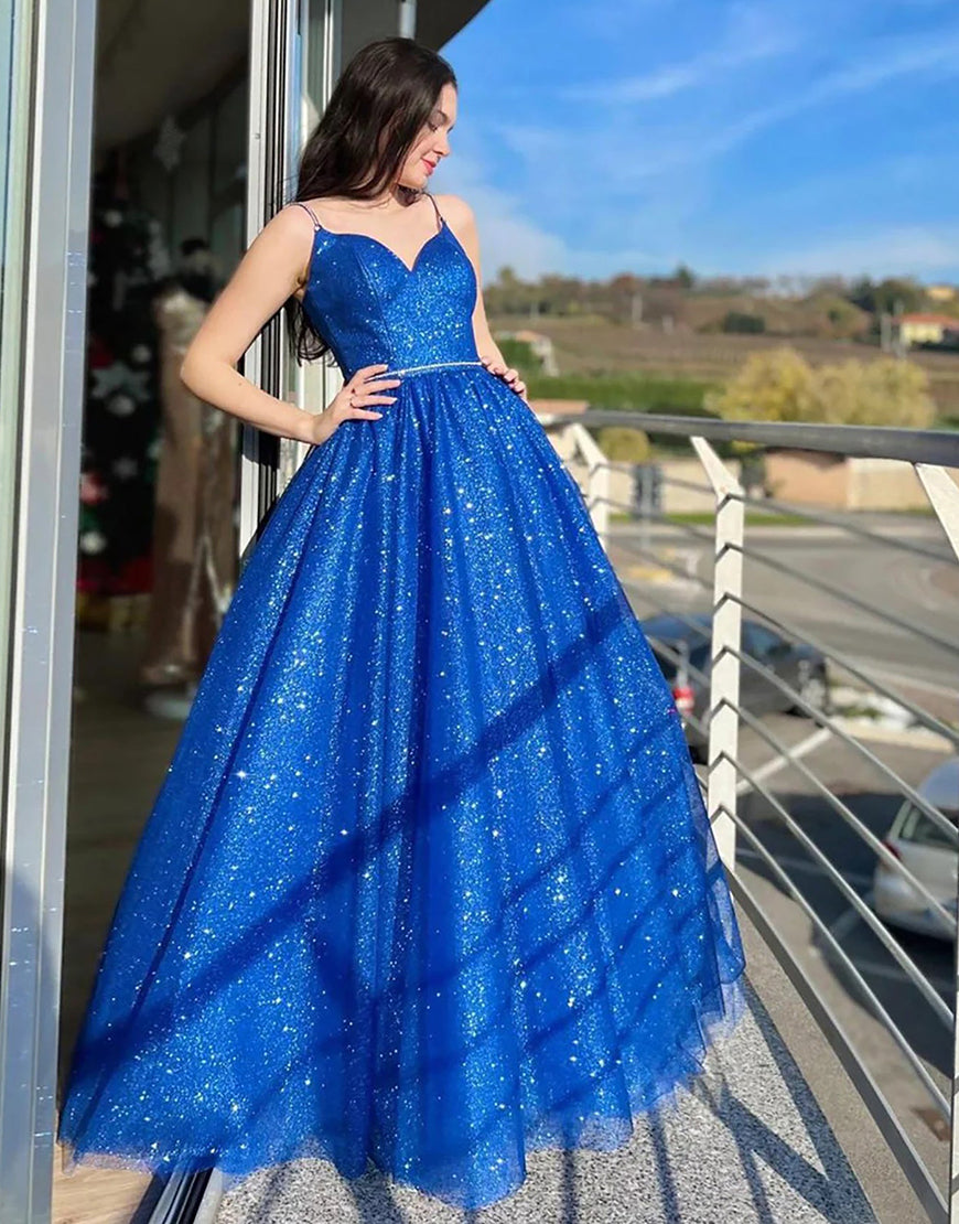 Vestido de fiesta largo azul real brillante con tirantes finos y corte en A