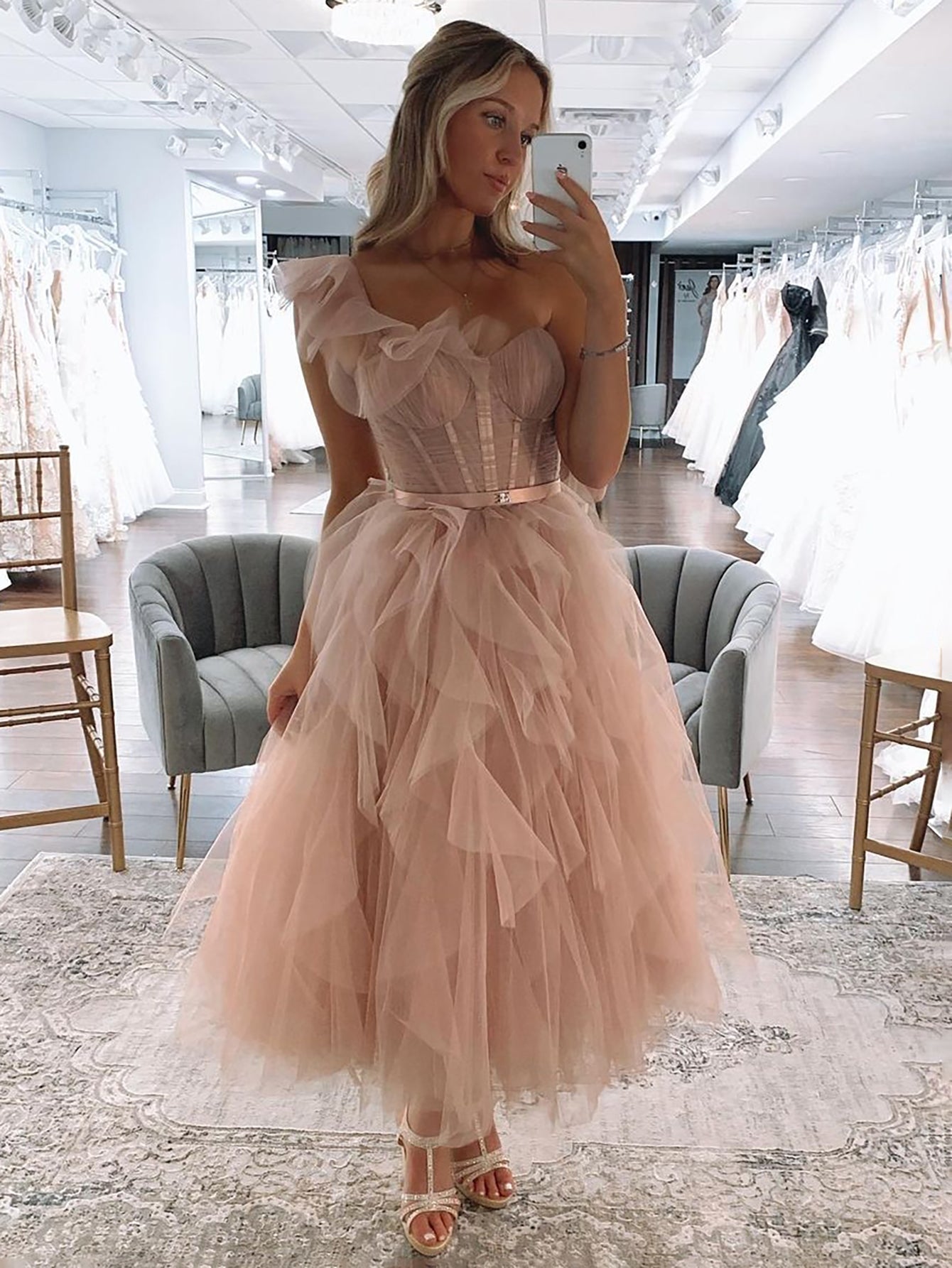 Vestido de fiesta largo de tul ruborizado con un solo hombro y corte A