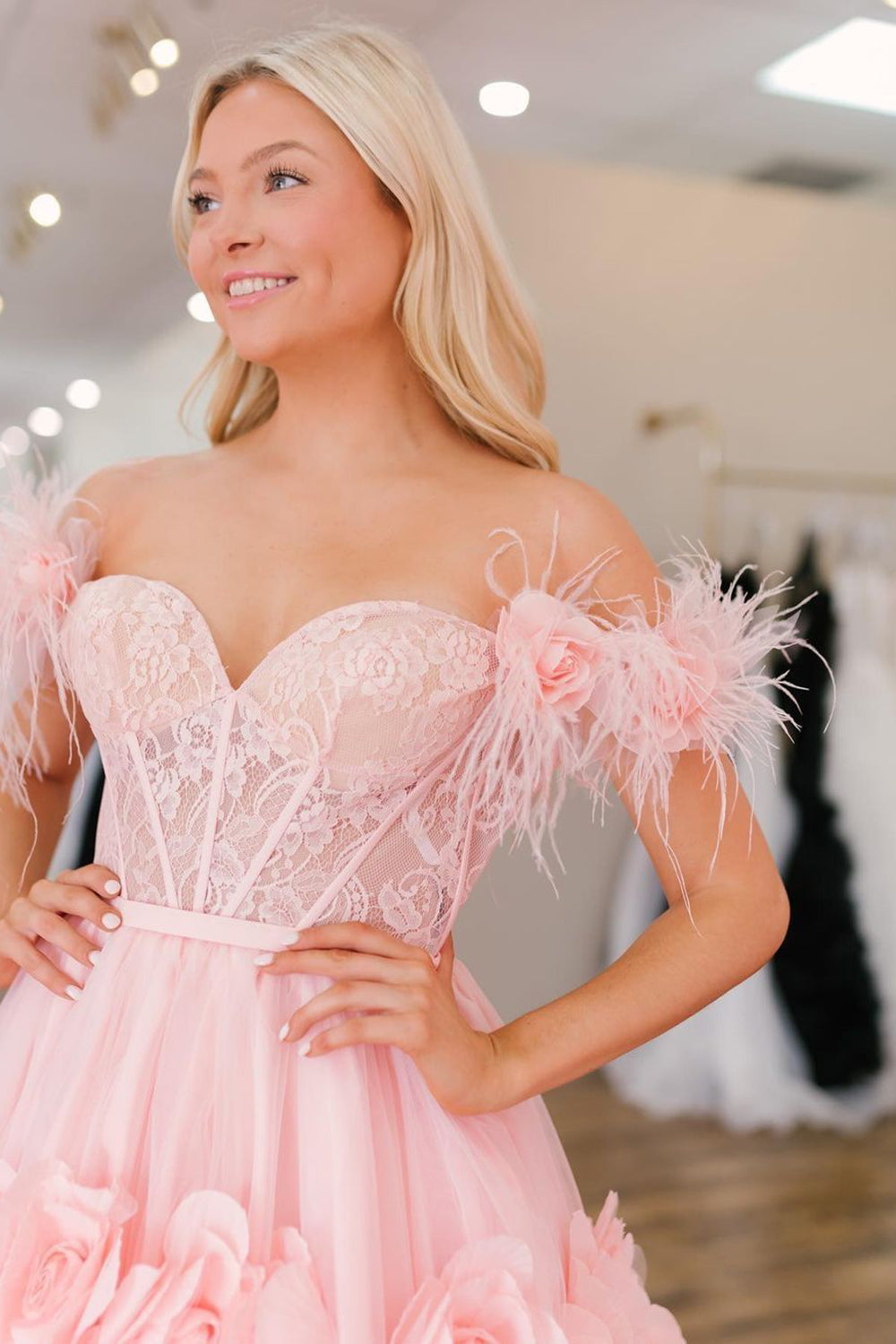 VESTIDO DE FIESTA DE PRINCESA CON HOMBROS DESCUBIERTOS, ENCAJE Y TUL