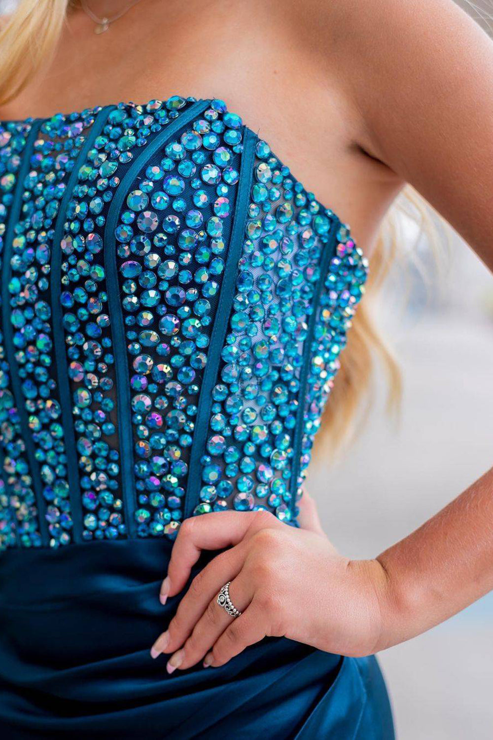 Vestido de fiesta de satén sin tirantes y con abertura