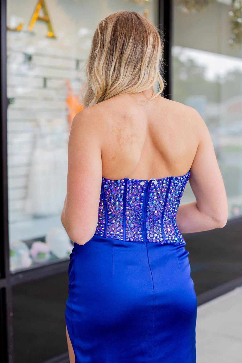 Vestido de fiesta de satén sin tirantes y con abertura