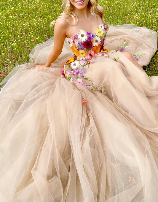 Vestido de fiesta largo con escote en forma de corazón, flores y apliques color champán