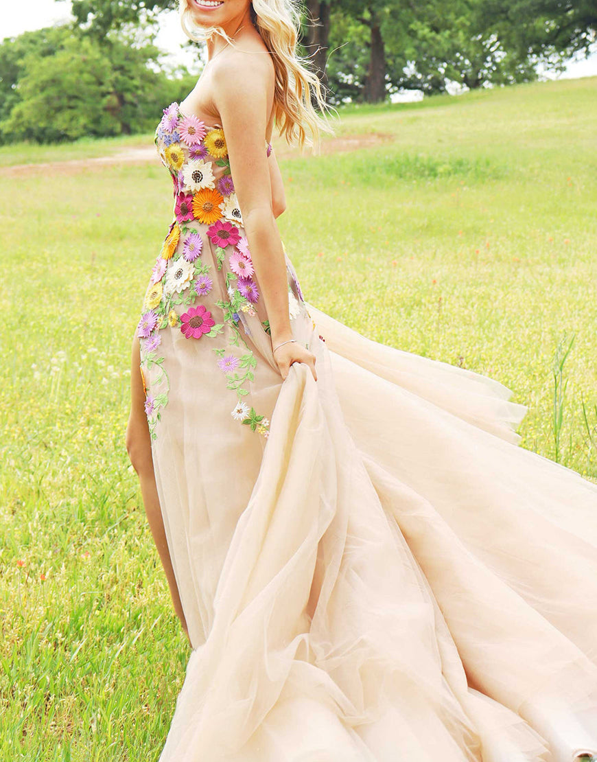 Vestido de fiesta largo con escote en forma de corazón, flores y apliques color champán