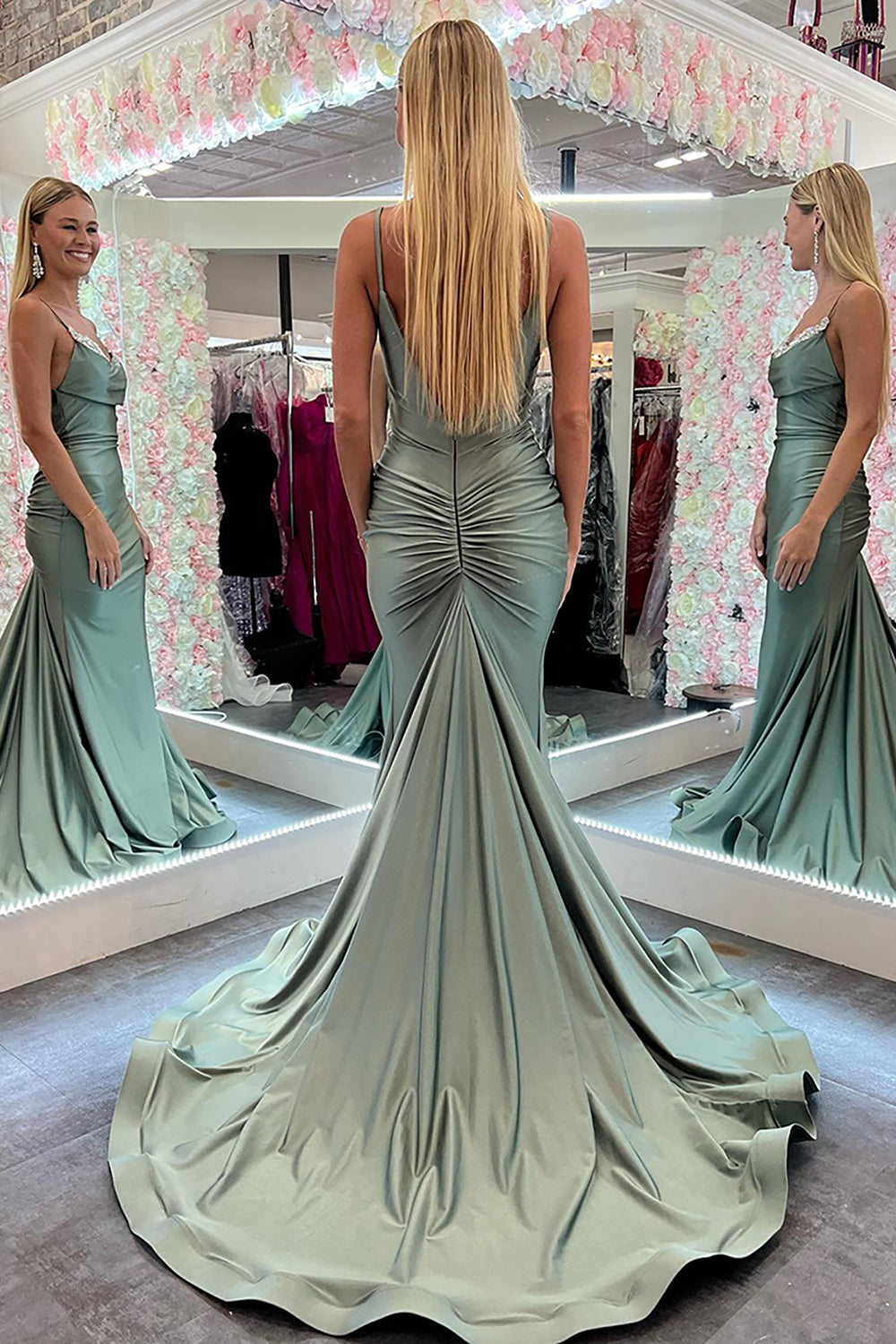 Vestido de fiesta largo verde con tirantes finos y encaje de sirena