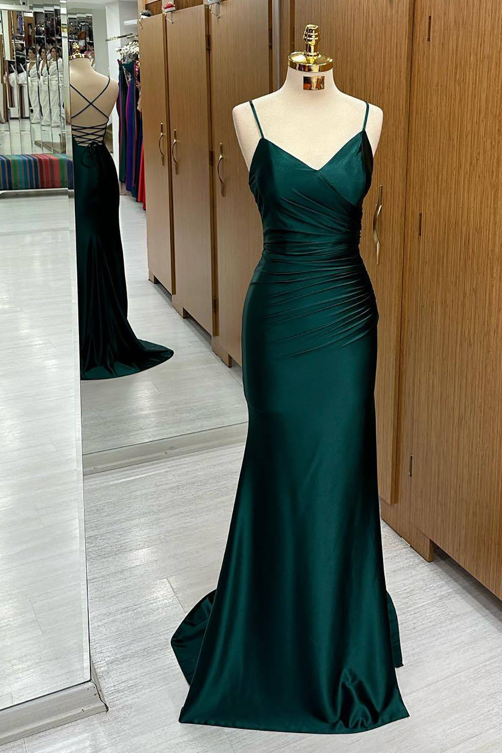 Langes Ballkleid aus Satin im Meerjungfrauen-Stil