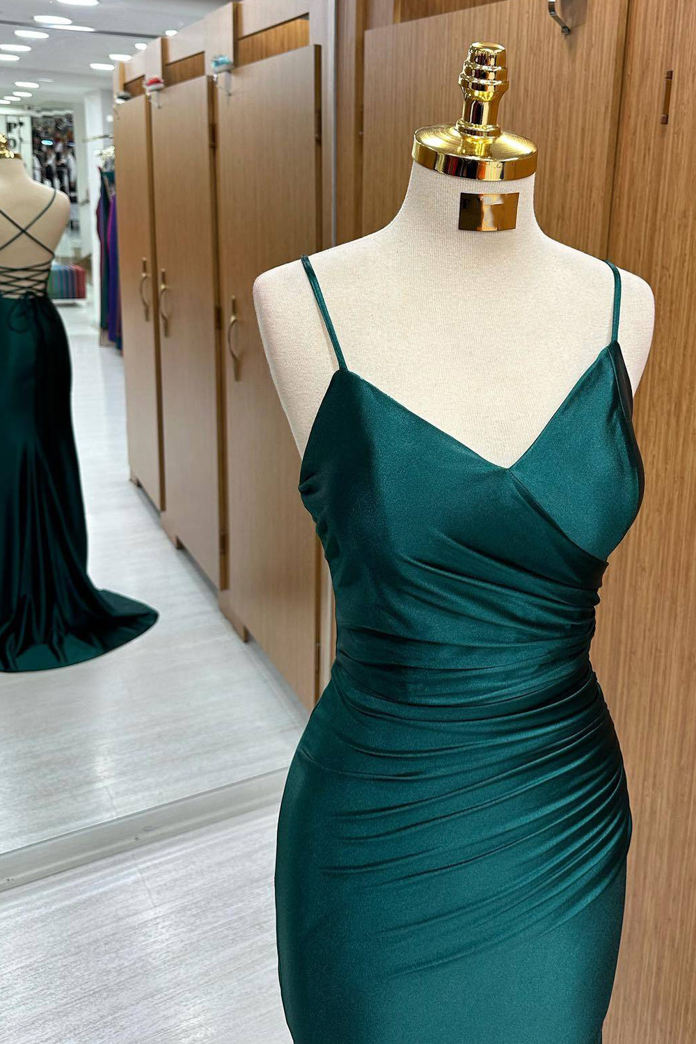 Langes Ballkleid aus Satin im Meerjungfrauen-Stil
