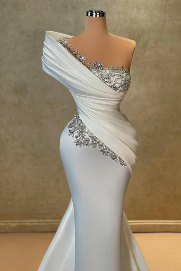 Vestido de fiesta blanco largo de satén con encaje de sirena y un solo hombro con cuentas