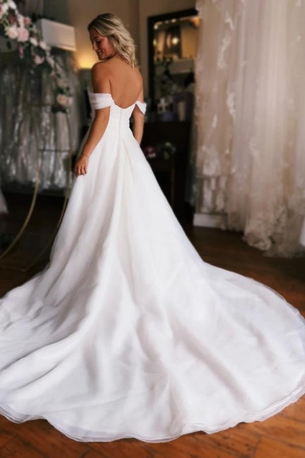Vestido de novia blanco con hombros descubiertos y abertura alta