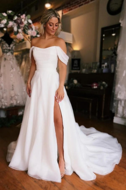 Vestido de novia blanco con hombros descubiertos y abertura alta