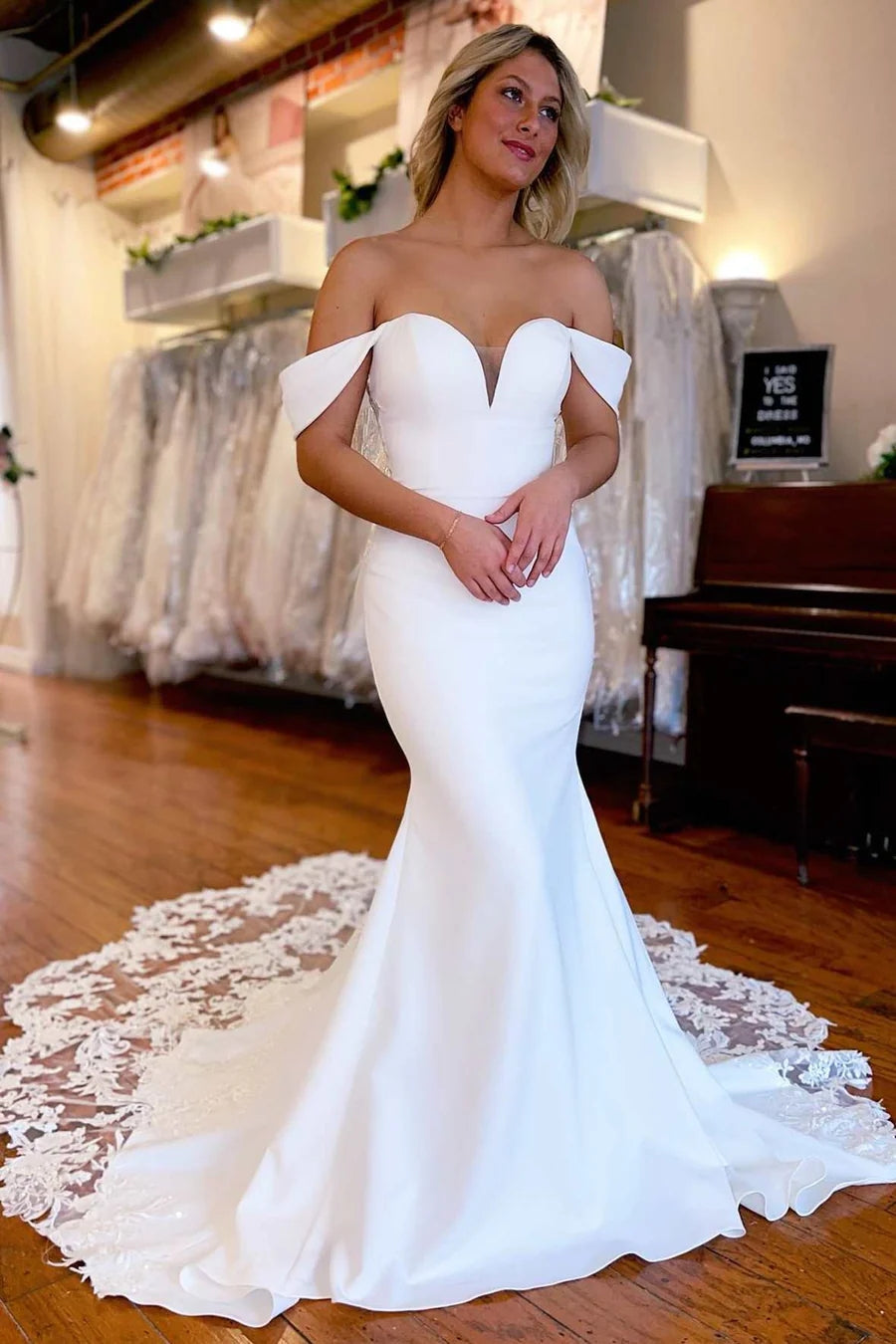 Weißes, schulterfreies, langes Meerjungfrau-Brautkleid mit Spitzenbesatz
