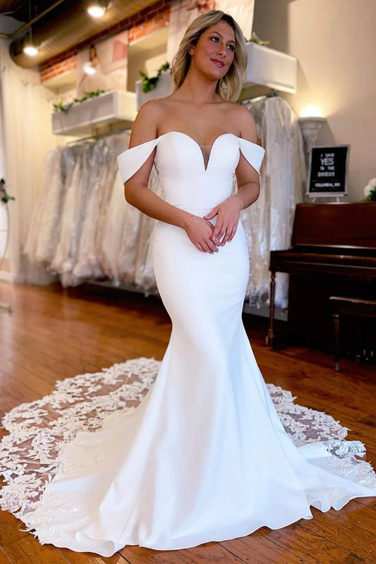 Vestido de novia largo estilo sirena con hombros descubiertos y ribete de encaje blanco