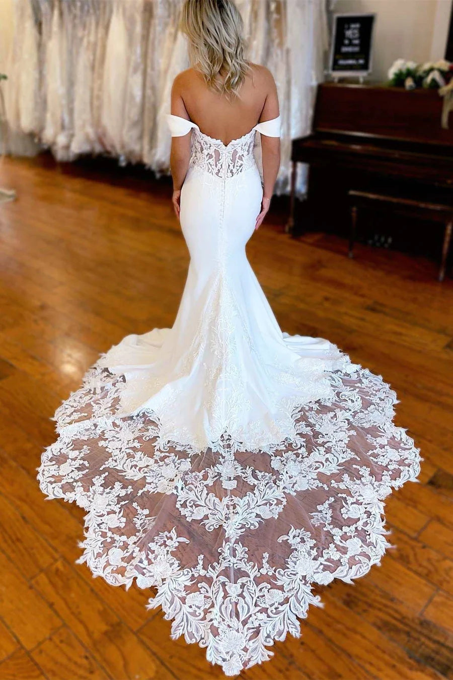 Weißes, schulterfreies, langes Meerjungfrau-Brautkleid mit Spitzenbesatz