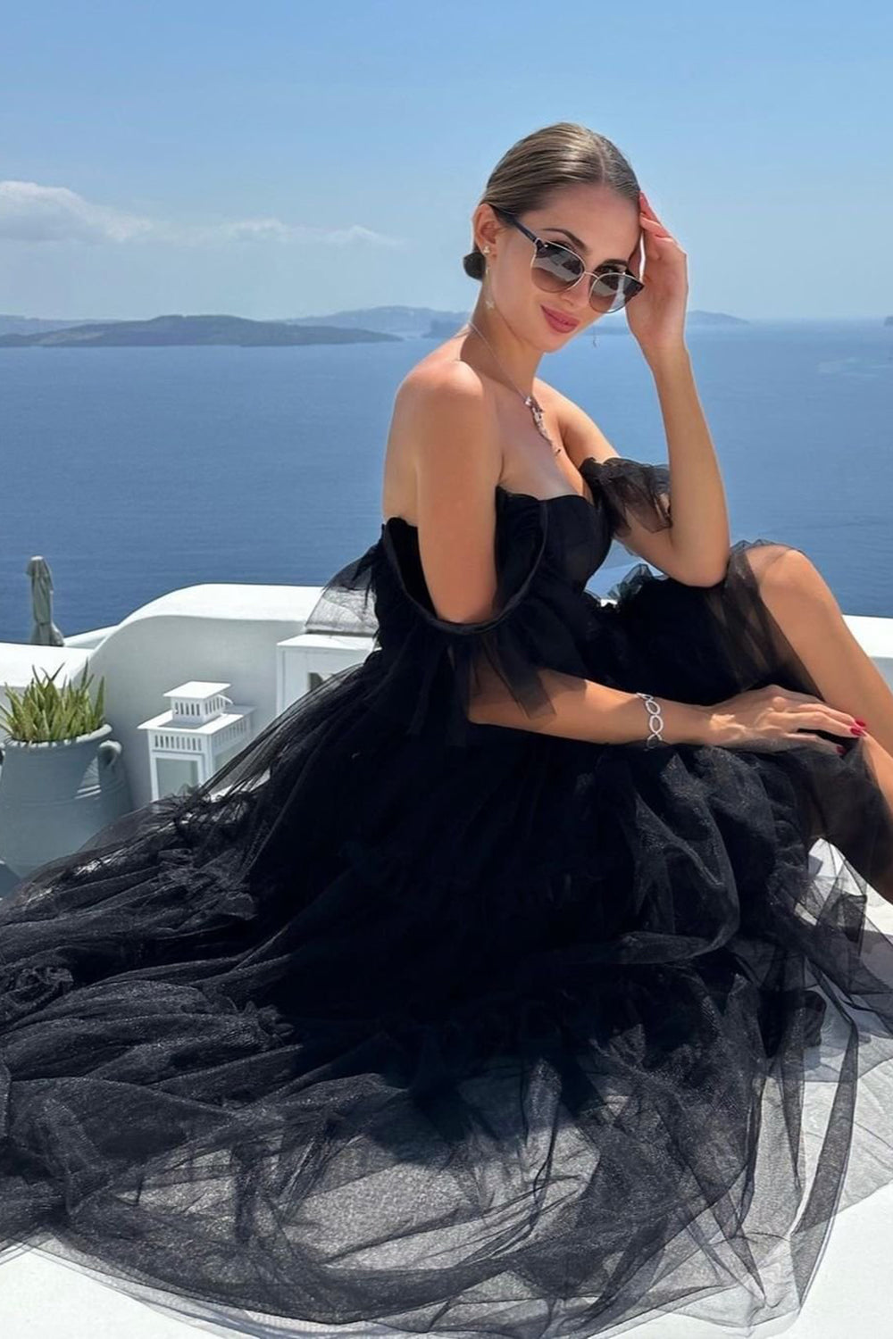 Vestido de fiesta de tul con volantes y corsé en forma de A