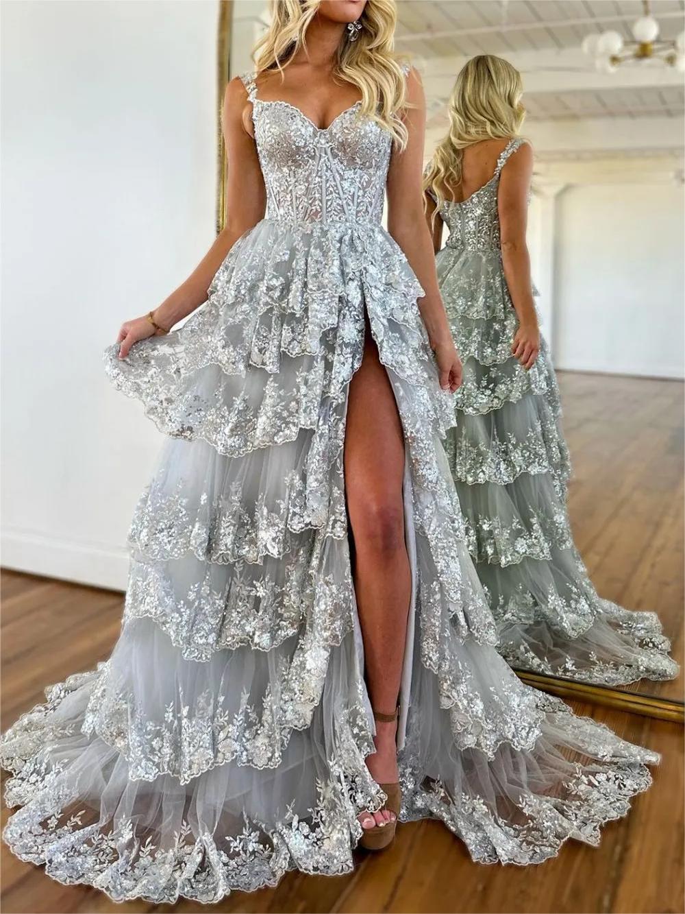 Vestido de fiesta de corte princesa plateado con hombros descubiertos, corsé y volantes de encaje