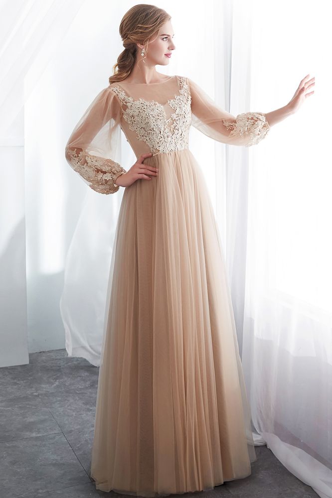 Vestido de noche de tul color champán con apliques y mangas largas en forma de A